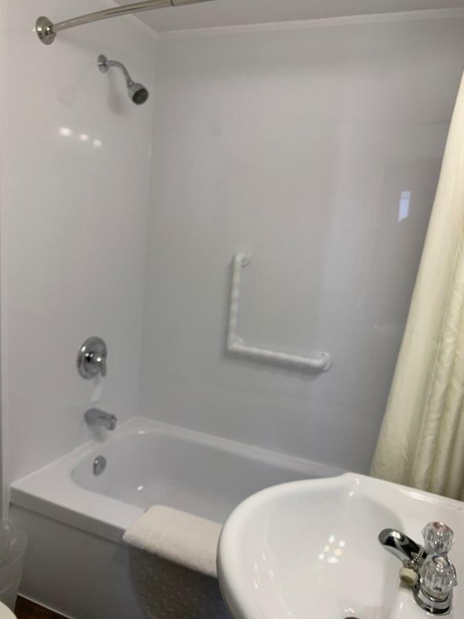 Lionstone Inn Motel & Cottages Pictou Extérieur photo